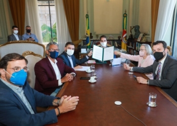 Governador sanciona projeto que permite ao Estado comprar vacinas contra a Covid-19