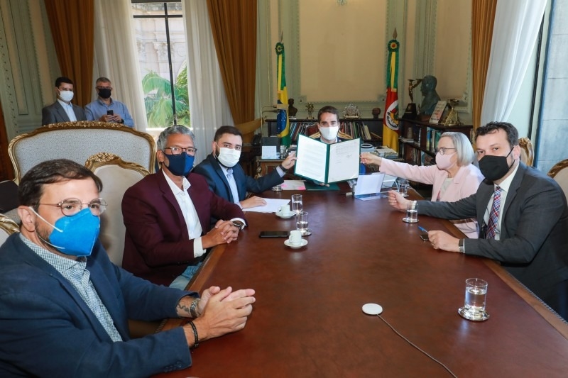 Governador sanciona projeto que permite ao Estado comprar vacinas contra a Covid-19