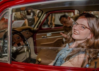 A sapiranguense que é apaixonada por carros antigos e é dona de uma Variant 1971