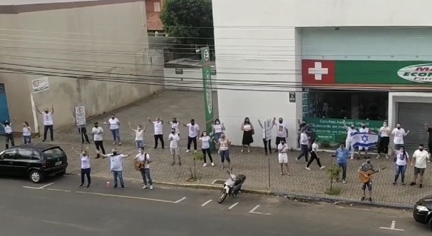 Grupo faz orações e canta louvores em frente ao Hospital Sapiranga