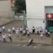Grupo faz orações e canta louvores em frente ao Hospital Sapiranga