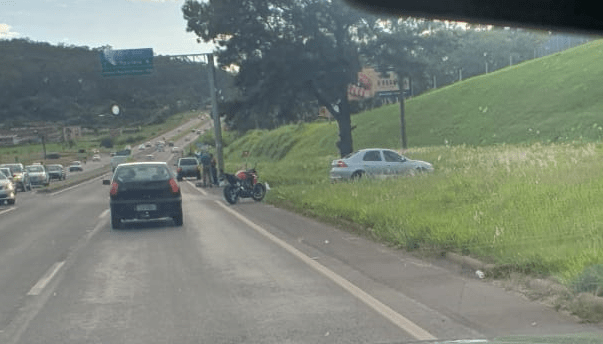 Acidente entre carro e moto causa transtornos na RS-239