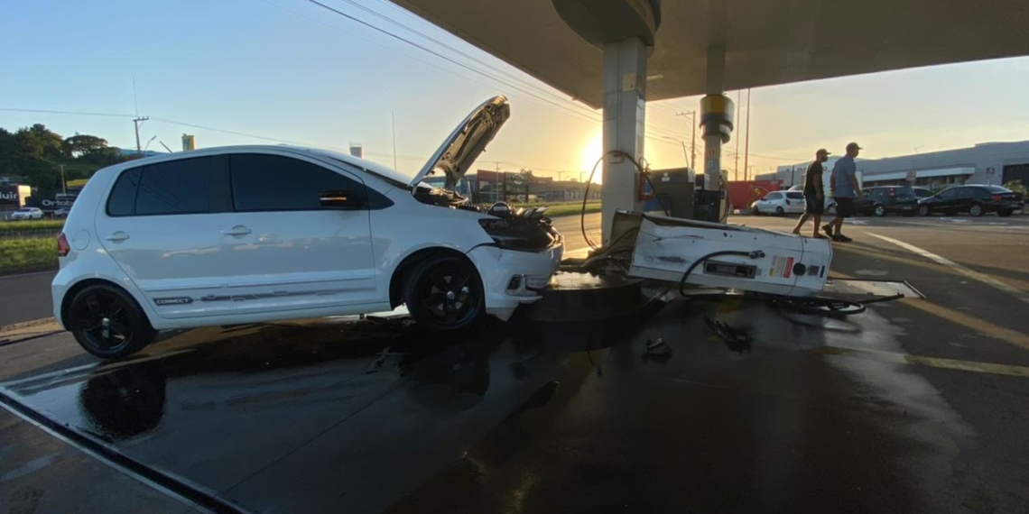 Motorista passa mal e colide contra bomba de combustível, em Sapiranga