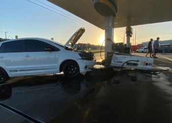 Motorista passa mal e colide contra bomba de combustível, em Sapiranga