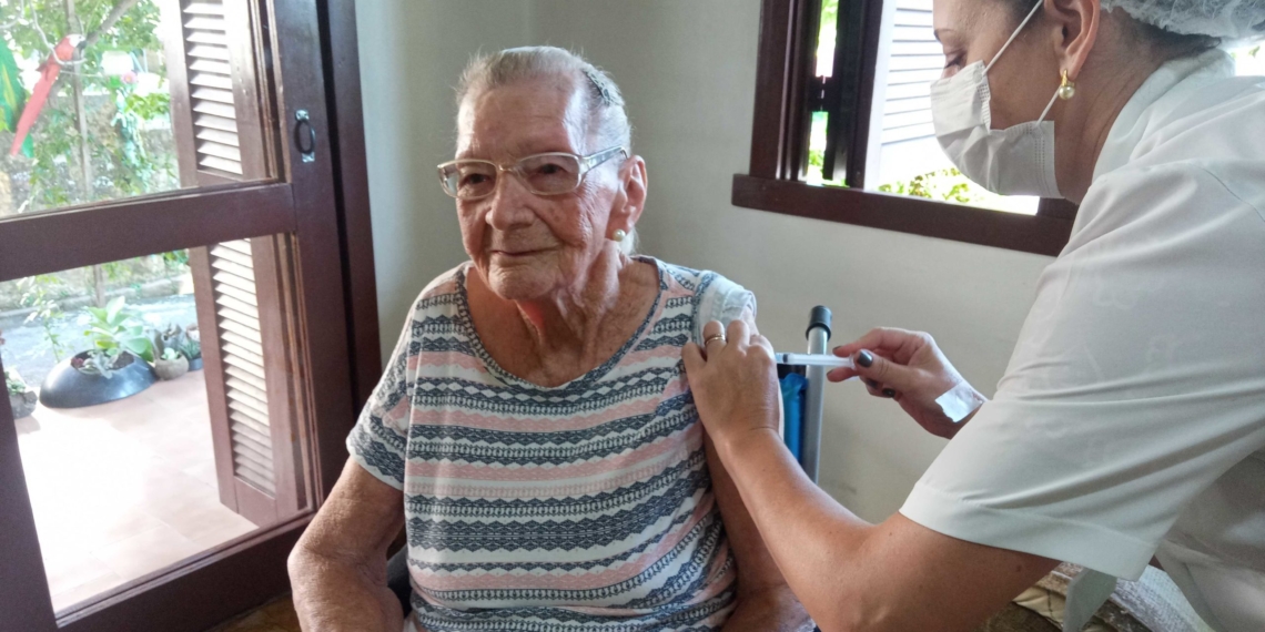 Idosa de 101 anos com 24 netos, 29 bisnetos e quatro tetranetos é vacinada em Campo Bom
