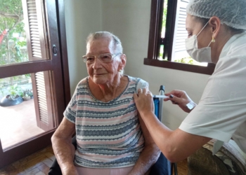 Idosa de 101 anos com 24 netos, 29 bisnetos e quatro tetranetos é vacinada em Campo Bom