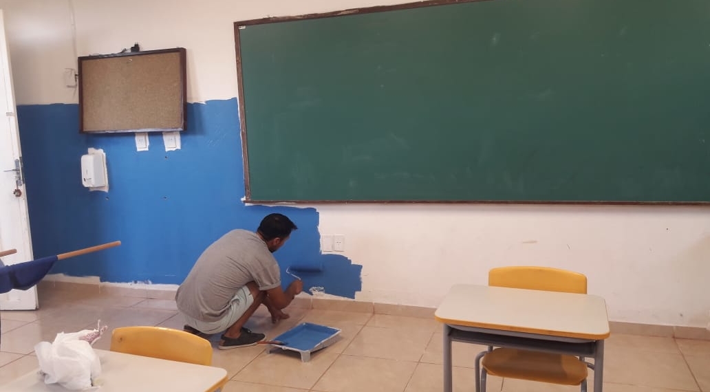 Salas de aula recebem pintura através das mãos de voluntários em escola de Nova Hartz
