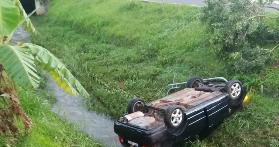 Bombeiros socorrem condutor que perdeu controle de veículo e caiu no Arroio Grande, em Nova Hartz