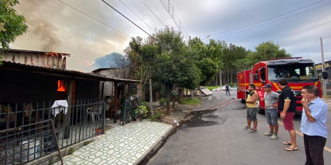 Bombeiros de Sapiranga combatem incêndio em residências no bairro Voo Livre