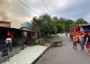 Bombeiros de Sapiranga combatem incêndio em residências no bairro Voo Livre