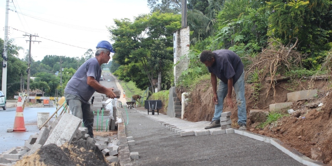 Obra em andamento exige atenção na rua Dois de Dezembro, em Nova Hartz