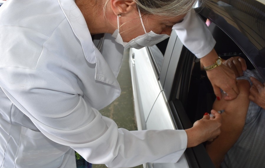 Drive Thru de vacinação contra Covid-19 imuniza sapiranguenses acima de 80 anos