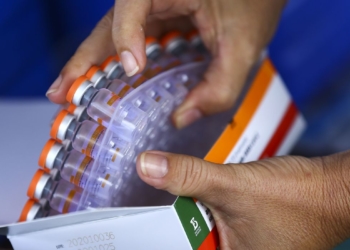 Começa distribuição de 3,2 milhões de doses da vacina contra covid-19