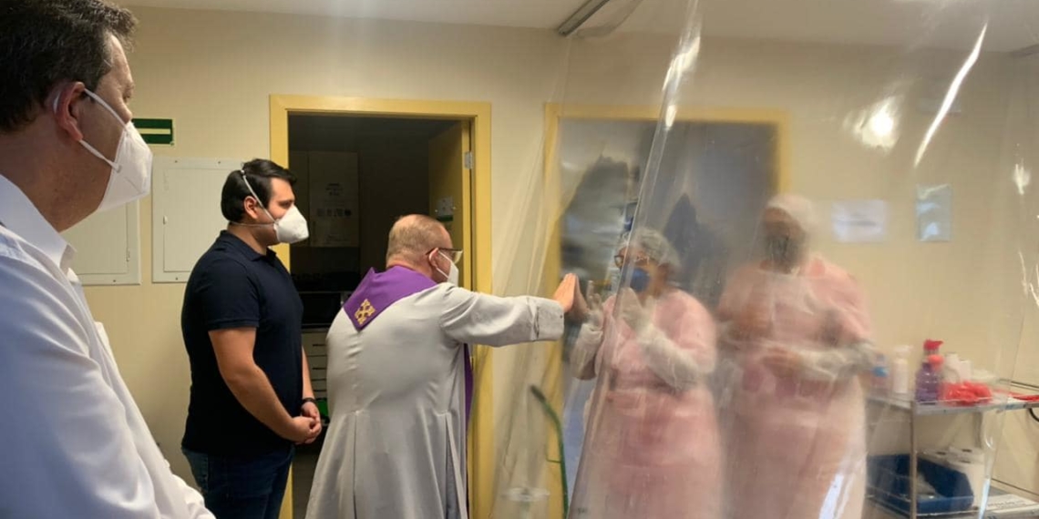 Padre César visita hospital de Campo Bom; religioso abençoou pacientes e equipes de saúde