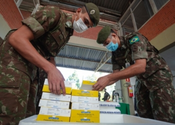 Secretaria da Saúde e Exército entregam 35 mil medicamentos do kit intubação a 51 hospitais do RS