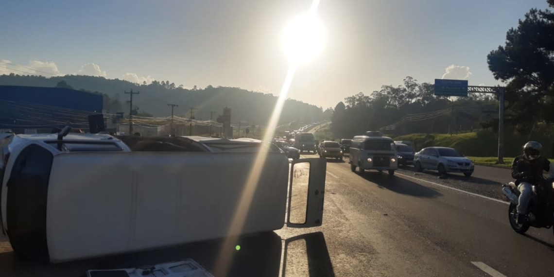 Acidente envolvendo três veículos na RS-239, em Campo Bom, deixa trânsito lento