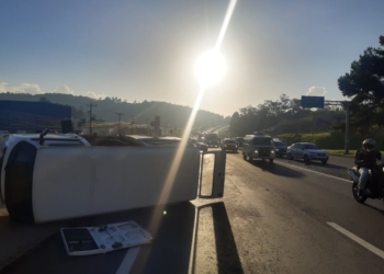 Acidente envolvendo três veículos na RS-239, em Campo Bom, deixa trânsito lento