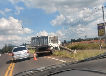 Caminhão colide com poste e fica preso aos fios na RS-464, em Nova Hartz