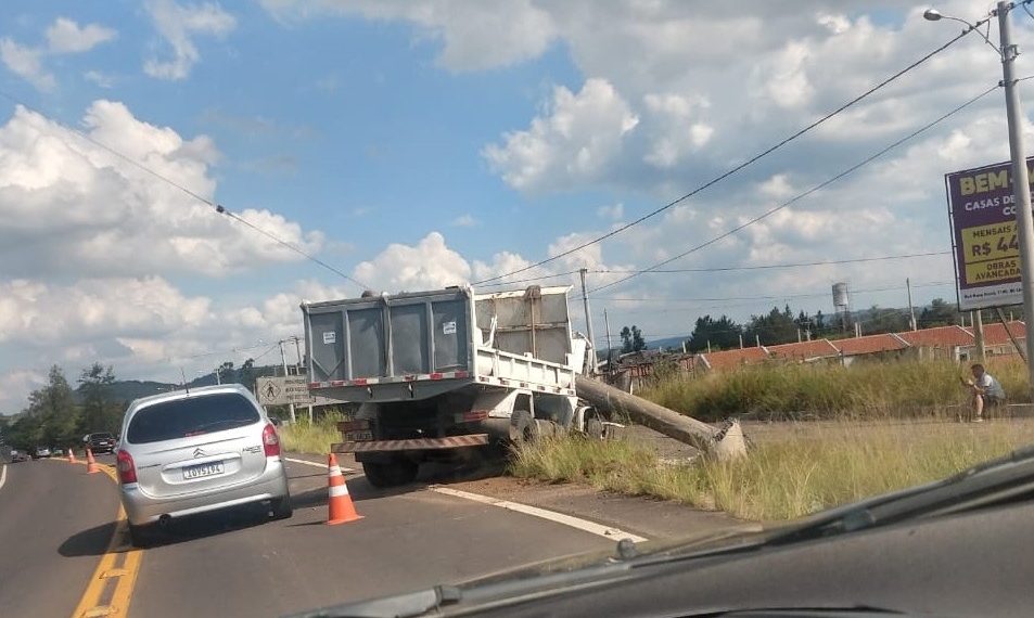 Caminhão colide com poste e fica preso aos fios na RS-464, em Nova Hartz