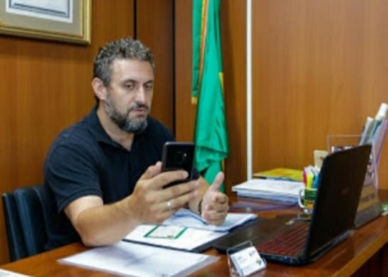 Deputado Issur pede ao governo ampliação de horário para o comércio
