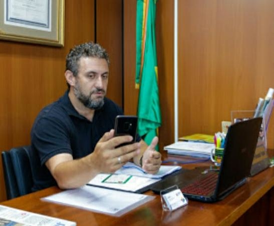 Deputado Issur pede ao governo ampliação de horário para o comércio