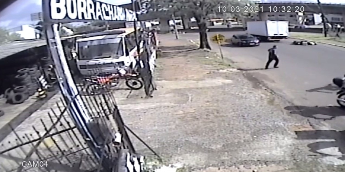 Motociclista é socorrido em estado gravíssimo após colidir contra caminhão em Sapiranga