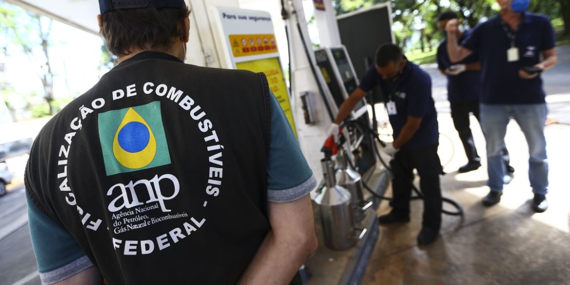 ANP autua postos de gasolina durante primeiro dia de força-tarefa