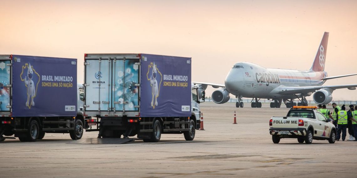 Fiocruz recebe insumos para produção de vacina da Oxford/AstraZeneca