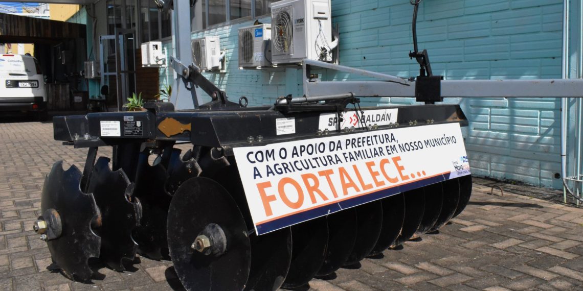 Nova Hartz adquire grade aradora para fortalecer agricultura local