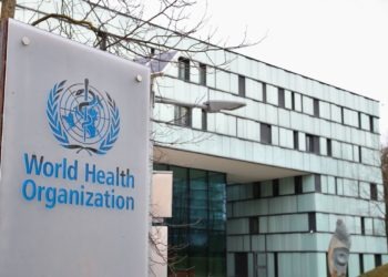 OMS diz que são necessárias novas restrições para combater pandemia