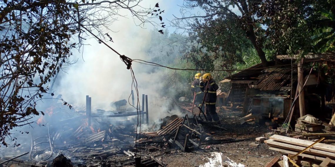 Incêndio atinge residência no bairro Oeste em Sapiranga