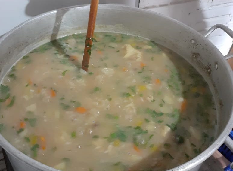 Voluntária  prepara refeição sozinha na sua casa e distribui para a comunidade
