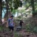 Voluntários fazem mutirão de limpeza em área verde no bairro Oeste, em Sapiranga