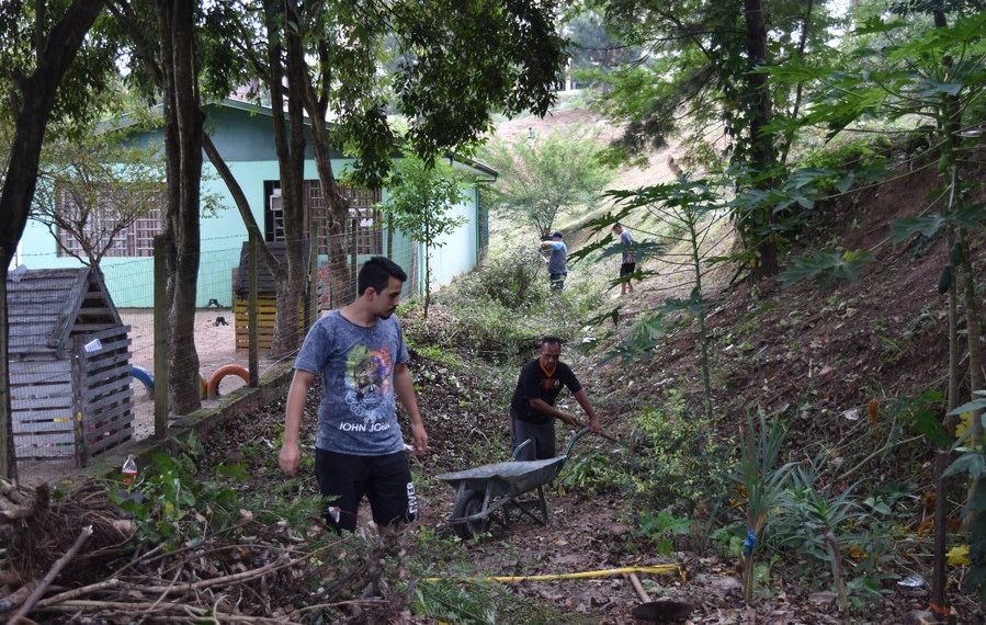 Voluntários fazem mutirão de limpeza em área verde no bairro Oeste, em Sapiranga
