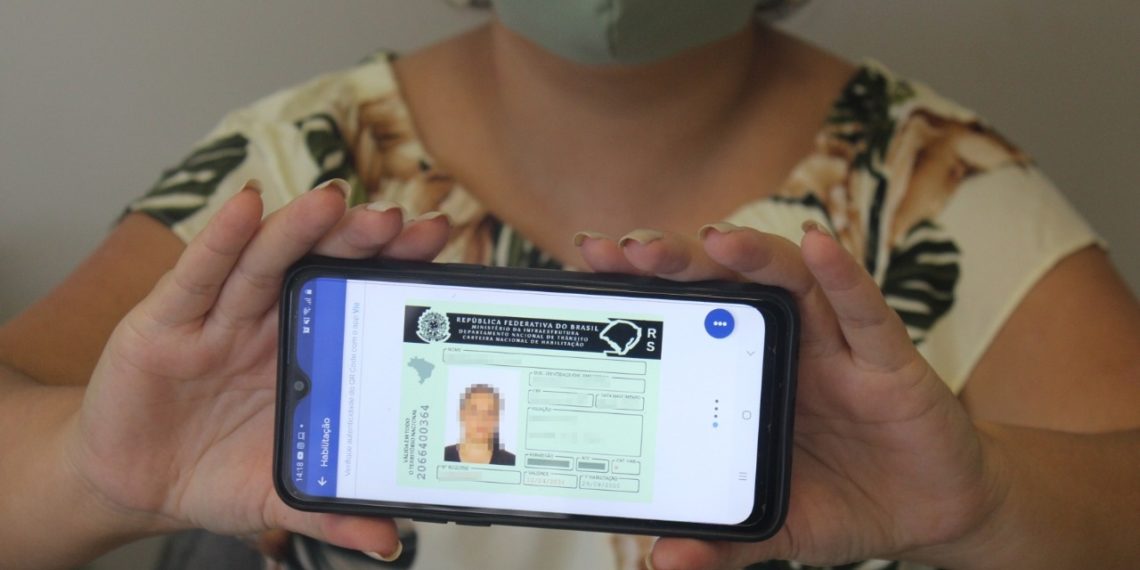 CNH e documento do veículo, devo estar com eles em mãos no trânsito?