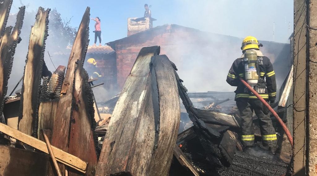 Bombeiros combatem incêndio em residência de Sapiranga