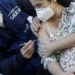 Anvisa orienta suspensão de vacina da AstraZeneca para grávidas