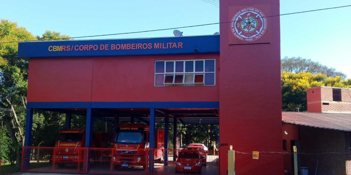 Bombeiros resgatam paraquedista em banhado de Campo Bom