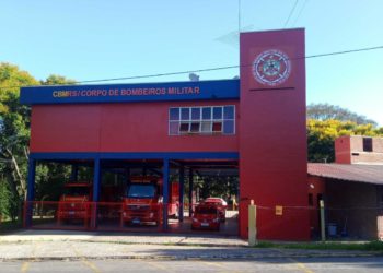 Bombeiros resgatam paraquedista em banhado de Campo Bom