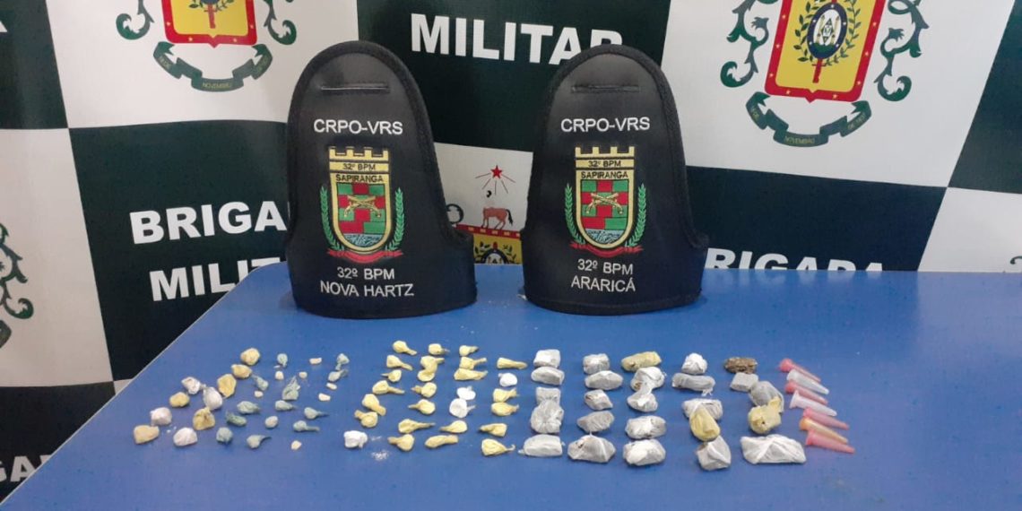 Rapaz é preso acusado de vender drogas em praça de Araricá