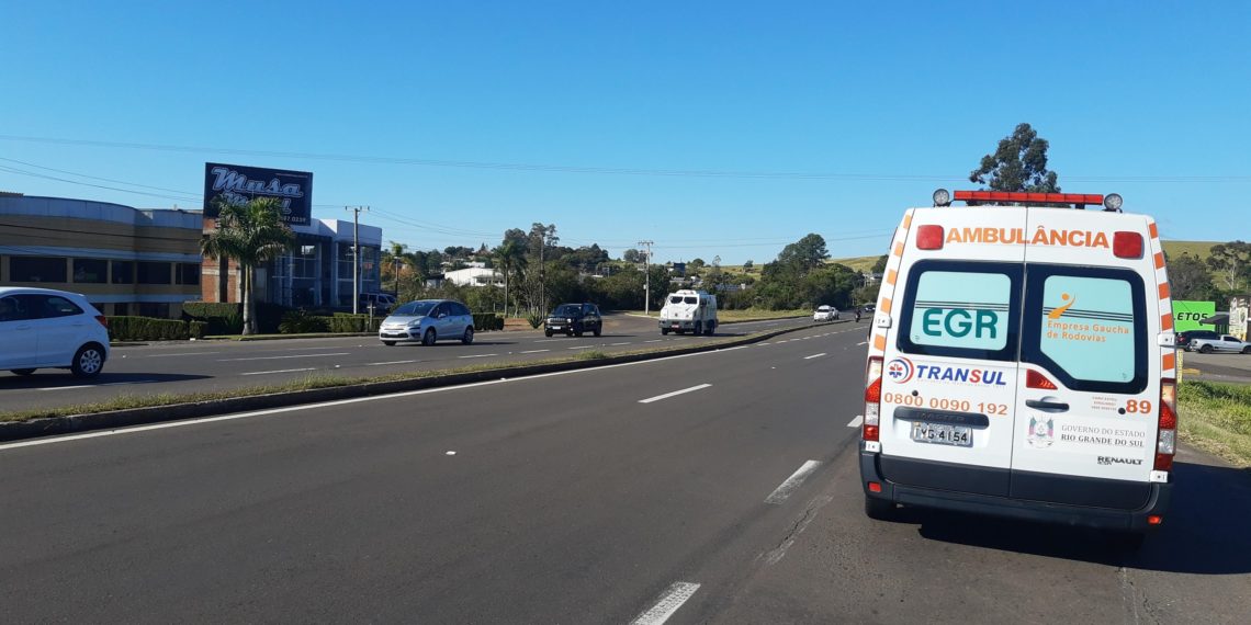 Colchão cai de carro em movimento e atinge motociclista na RS 239