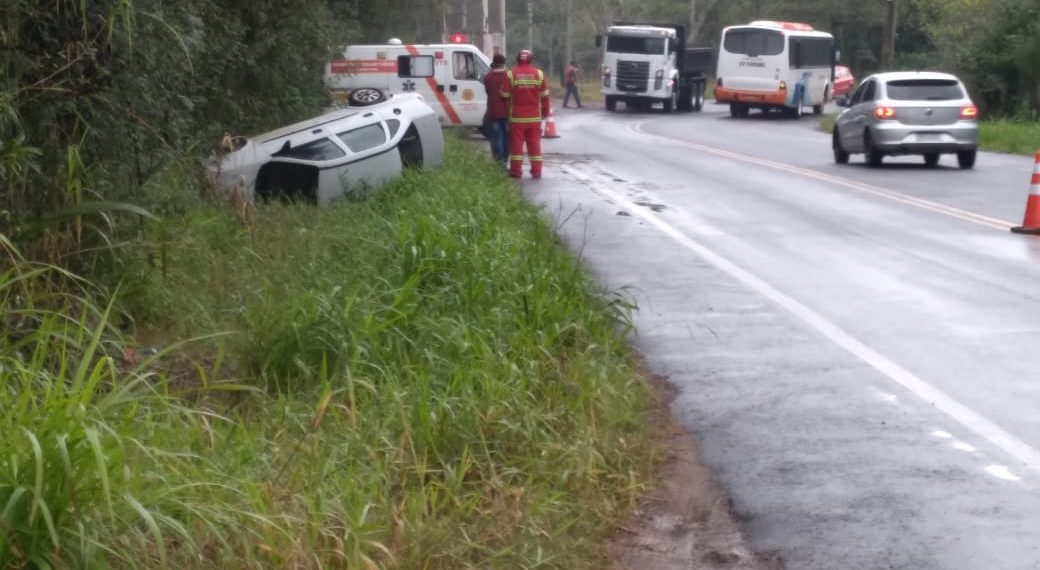 Motorista perde o controle e carro tomba na RS 464 em Nova Hartz