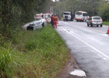 Motorista perde o controle e carro tomba na RS 464 em Nova Hartz
