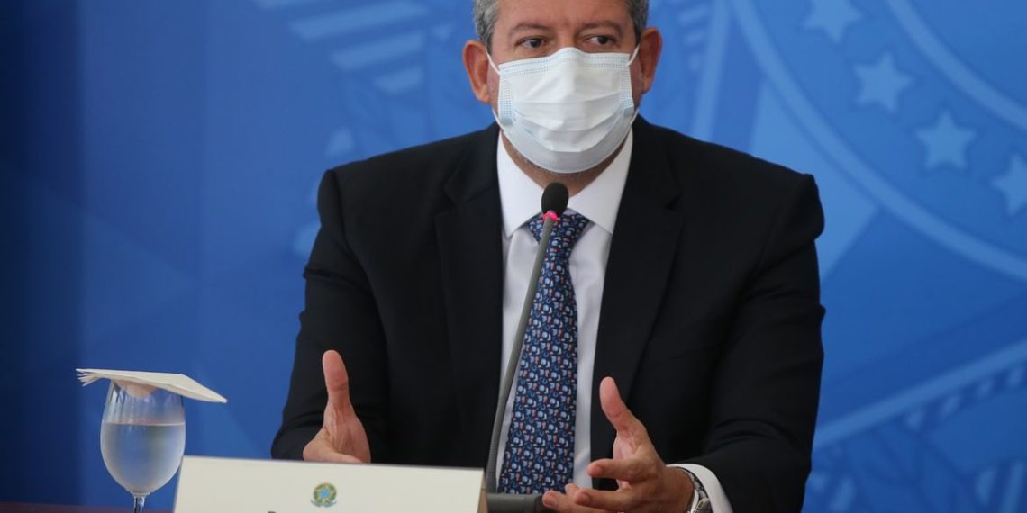 Reforma tributária deve ser fatiada em 3 ou 4 projetos, diz Lira