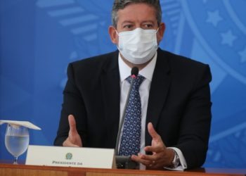 Reforma tributária deve ser fatiada em 3 ou 4 projetos, diz Lira