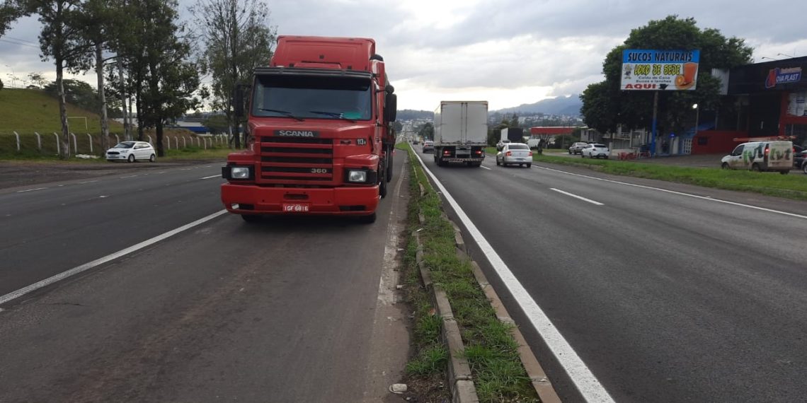 Caminhão com pane mecânica exigiu atenção redobrada na RS-239, em Sapiranga