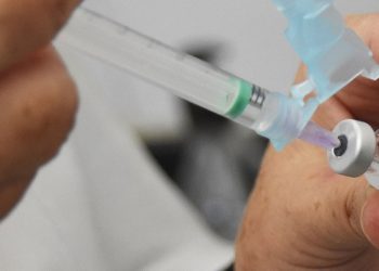 Governo Bolsonaro e Pfizer assinam contrato para a compra de mais 100 milhões de doses de vacinas covid-19