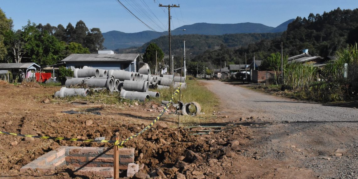 Rua Henrique Hoffmann recebe pavimentação com blocos de concreto em Nova Hartz
