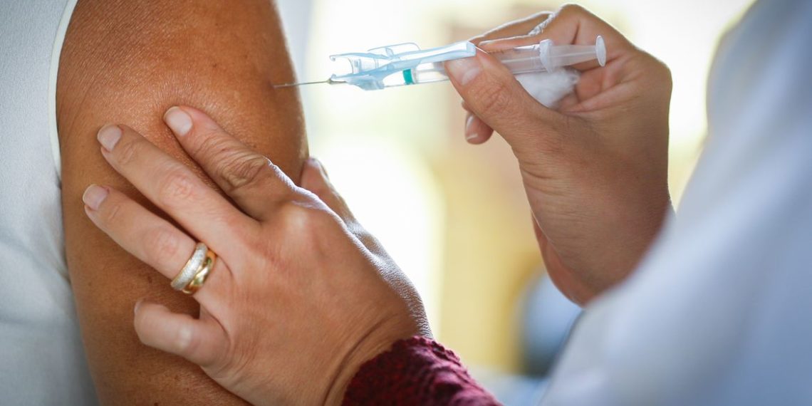 Ministério da Saúde recebe 1 milhão de doses de vacina contra a Covid-19