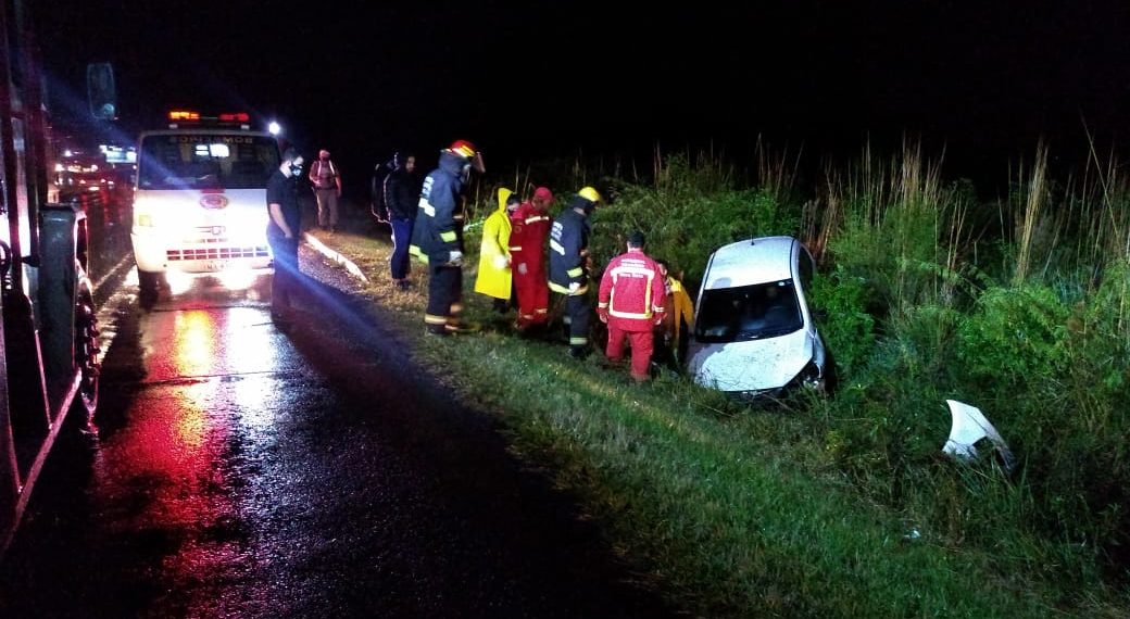 Motorista perde o controle e carro sai da pista na RS-239